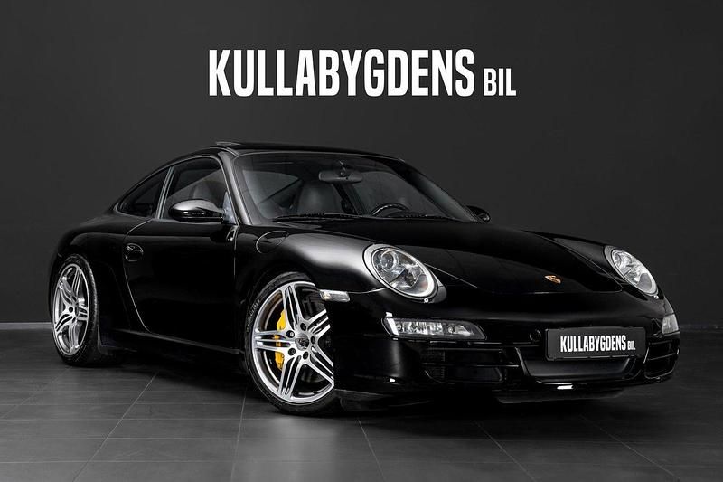 Svart Begagnad 2005 Porsche 911 Carrera S Sportkupé | 589 000 kr (Marknadspris) - Bild 1/4