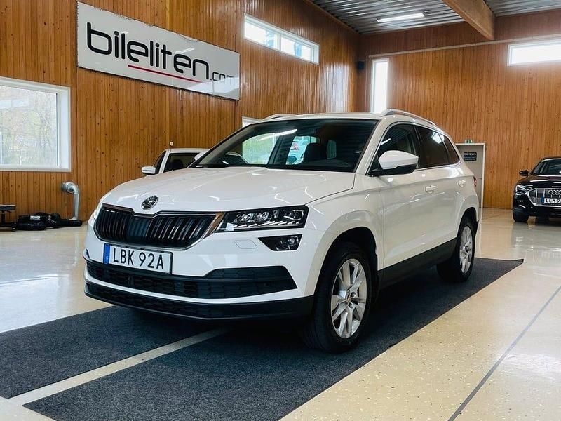 Vit Begagnad 2019 Skoda Karoq Ambition SUV | 219 900 kr (Marknadspris) - Bild 1/4
