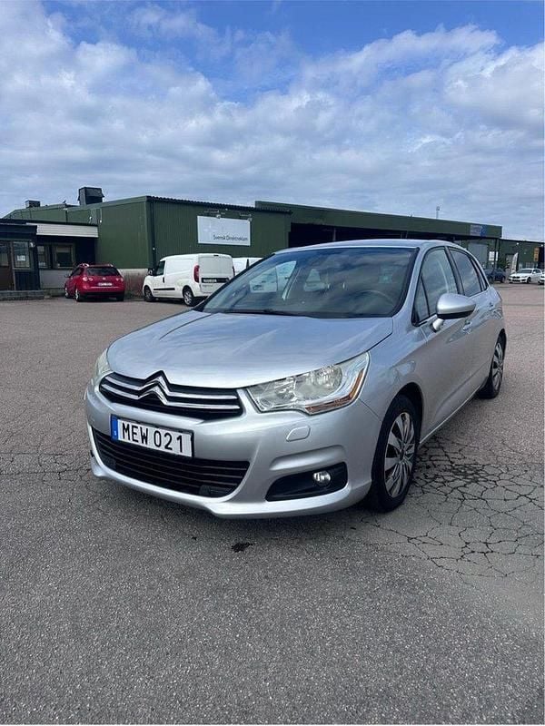 Silver Begagnad 2011 Citroën C4 Halvkombi | 42 000 kr (Bra pris) - Bild 1/4