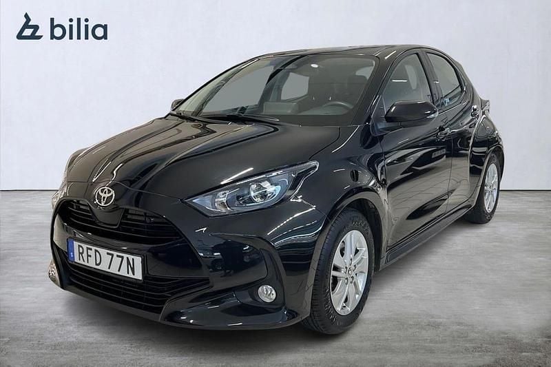 Svart Begagnad 2024 Toyota Yaris Hybrid Active Halvkombi | 259 900 kr (Lite dyr) - Bild 1/4