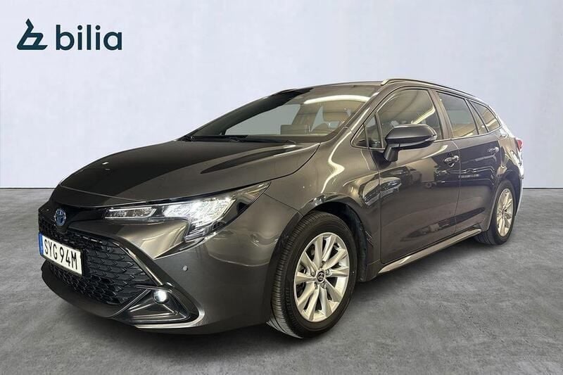 Grå Begagnad 2023 Toyota Corolla Active Kombi | 268 900 kr (Marknadspris) - Bild 1/4
