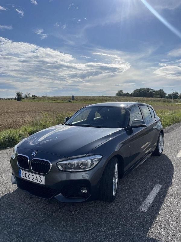 Grå Begagnad 2018 BMW 118 M Sport Halvkombi | 155 000 kr (Bra pris) - Bild 1/4