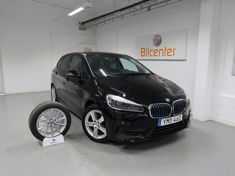 Svart Begagnad 2018 BMW 225 Active Tourer Minibuss | 199 900 kr (Marknadspris) - Bild 1/3