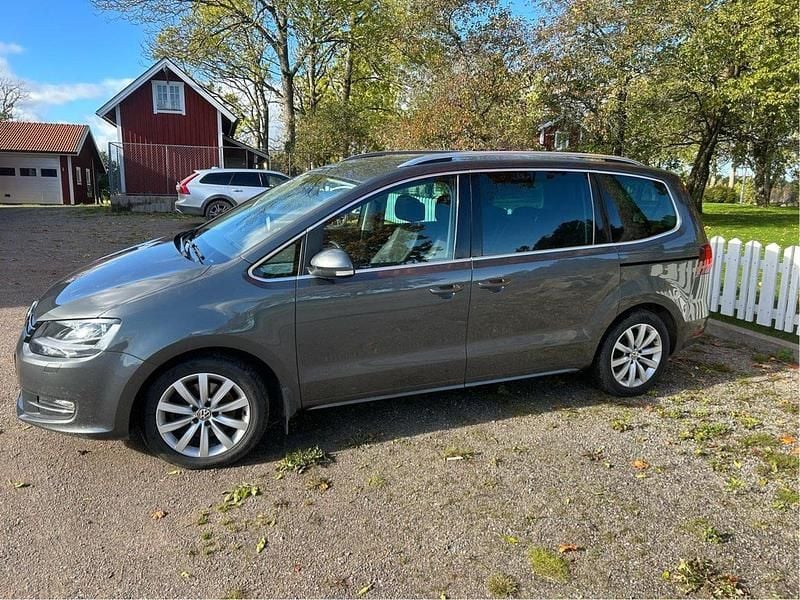 Grå Begagnad 2017 VW Sharan GT Minibuss | 205 000 kr (Superpris) - Bild 1/4