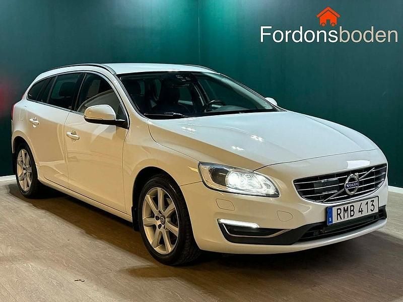 Vit Begagnad 2017 Volvo V60 Momentum Kombi | 159 800 kr (Bra pris) - Bild 1/3