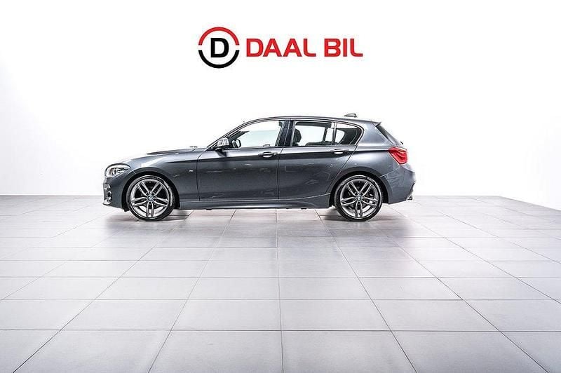 Grå Begagnad 2018 BMW 118 M Sport Halvkombi | 148 700 kr (Marknadspris) - Bild 1/4