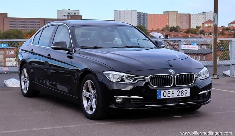 Svart Begagnad 2016 BMW 330e Luxury Line Sedan | 167 500 kr (Marknadspris) - Bild 1/4