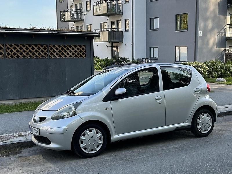 Silver Begagnad 2008 Toyota Aygo Halvkombi | 14 000 kr (Bra pris) - Bild 1/4