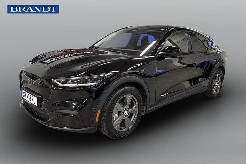 Svart Begagnad 2022 Ford Mustang Mach-E SUV | 369 000 kr (Marknadspris) - Bild 1/4