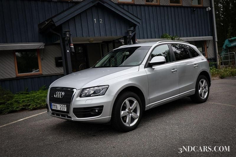 Silver Begagnad 2009 Audi Q5 Design SUV | 69 900 kr (Bra pris) - Bild 1/4