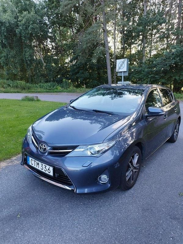 Blå Begagnad 2015 Toyota Auris Edition Halvkombi | 96 000 kr (Marknadspris) - Bild 1/4