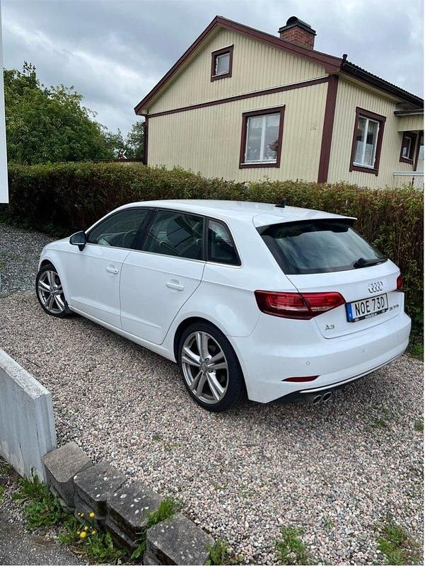 Vit Begagnad 2019 Audi A3 Sportback Sport Halvkombi | 199 000 kr (Marknadspris) - Bild 1/4