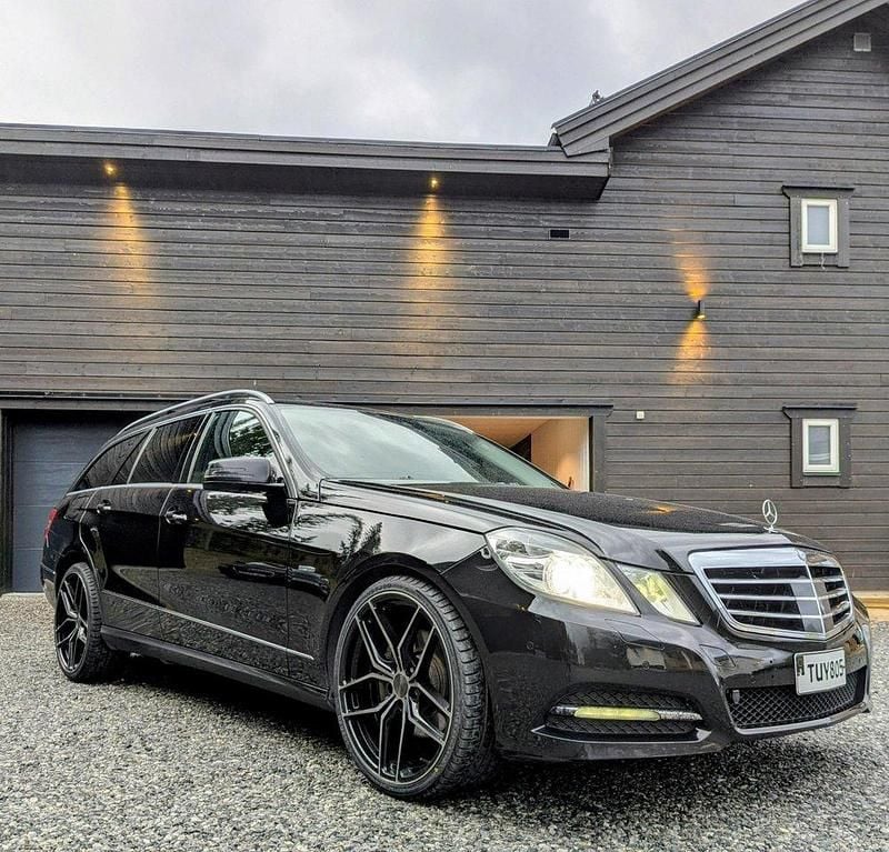 Svart Begagnad 2012 Mercedes E350 Avantgarde Kombi | 124 000 kr (Marknadspris) - Bild 1/4