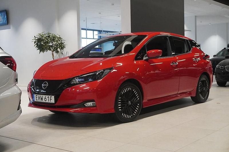 Röd Begagnad 2022 Nissan Leaf N-Connecta Halvkombi | 174 900 kr (Marknadspris) - Bild 1/4