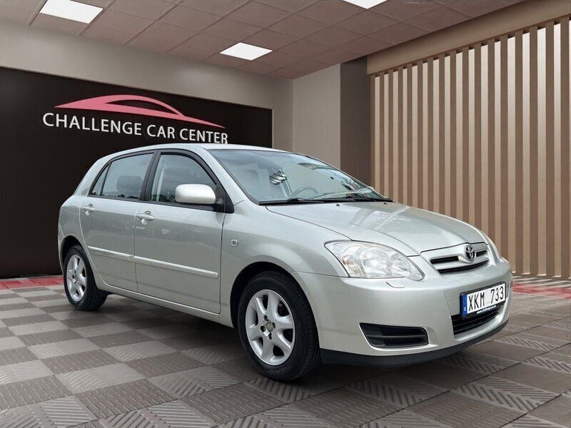 Silver Begagnad 2005 Toyota Corolla Halvkombi | 31 900 kr (Bra pris) - Bild 1/4