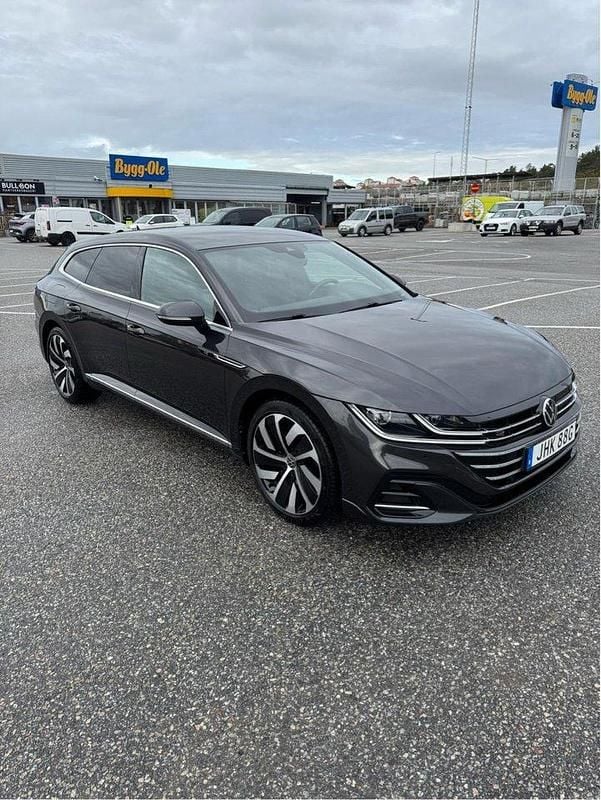 Grå Begagnad 2021 VW Arteon R Kombi | 299 900 kr (Marknadspris) - Bild 1/4
