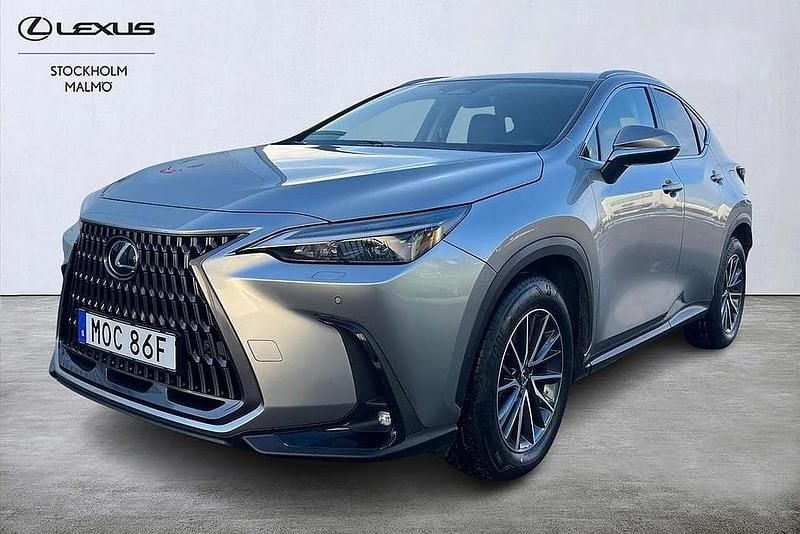 Ljusgrå Begagnad 2025 Lexus NX450h+ Business Edition SUV | 579 000 kr (Bra pris) - Bild 1/4