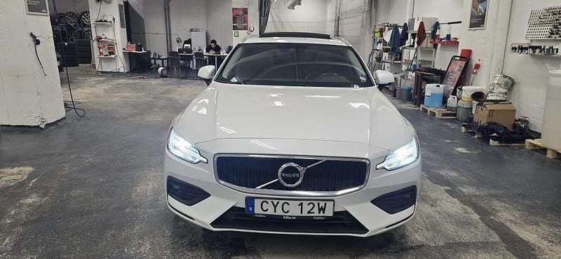 Vit metallic pärlemor Begagnad 2020 Volvo V60 Momentum Kombi | 259 000 kr (Superpris) - Bild 1/4