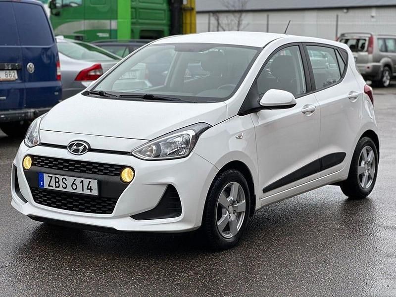Vit Begagnad 2018 Hyundai i10 Comfort Halvkombi | 69 900 kr (Marknadspris) - Bild 1/4
