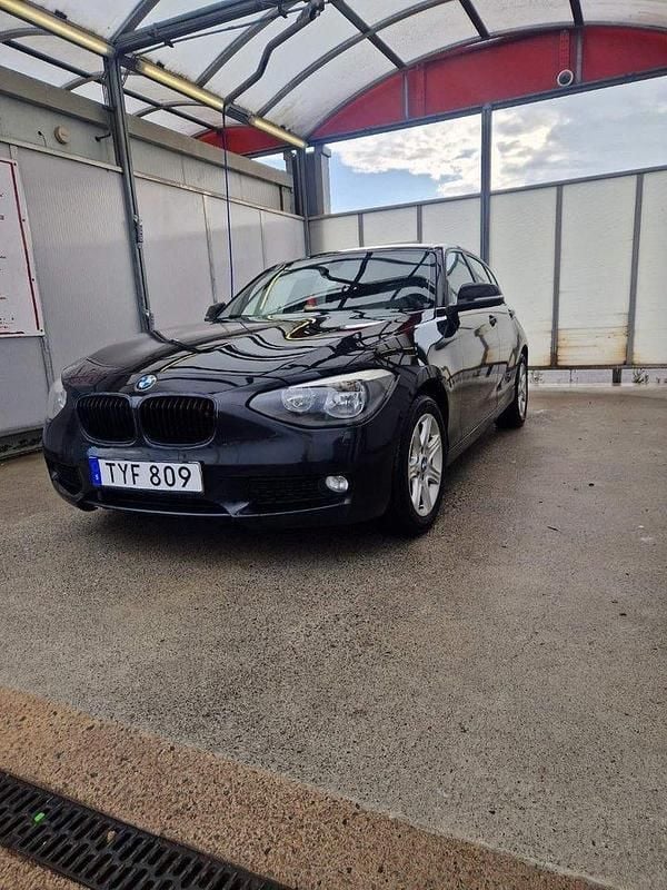 Svart Begagnad 2012 BMW 118 Halvkombi | 68 000 kr (Marknadspris) - Bild 1/4