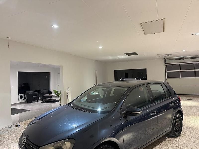 Mörkgrå Begagnad 2009 VW Golf VI Halvkombi | 36 900 kr (Marknadspris) - Bild 1/4