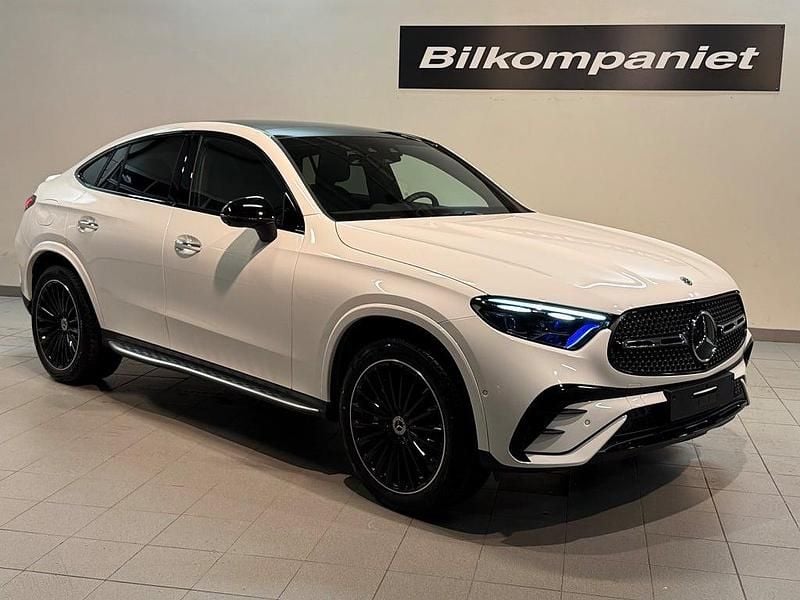 Vit Ny 2026 Mercedes GLC300e Sportkupé | 919 600 kr (Lite dyr) - Bild 1/4