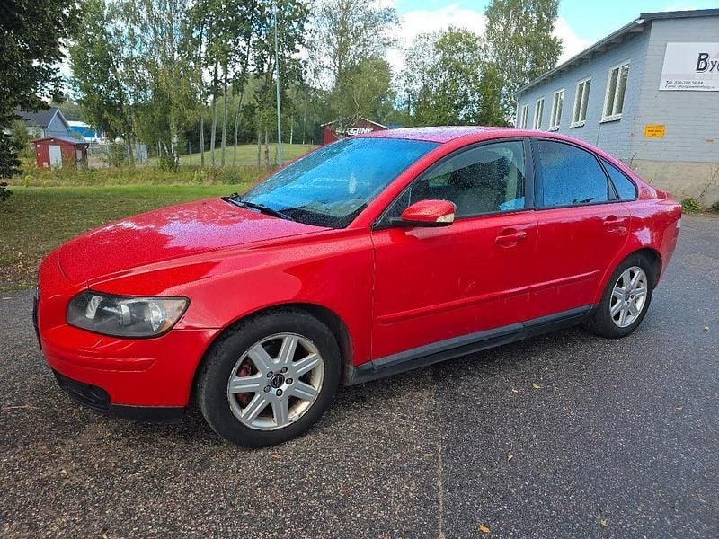 Röd Begagnad 2004 Volvo S40 Sedan | 26 500 kr (Marknadspris) - Bild 1/4