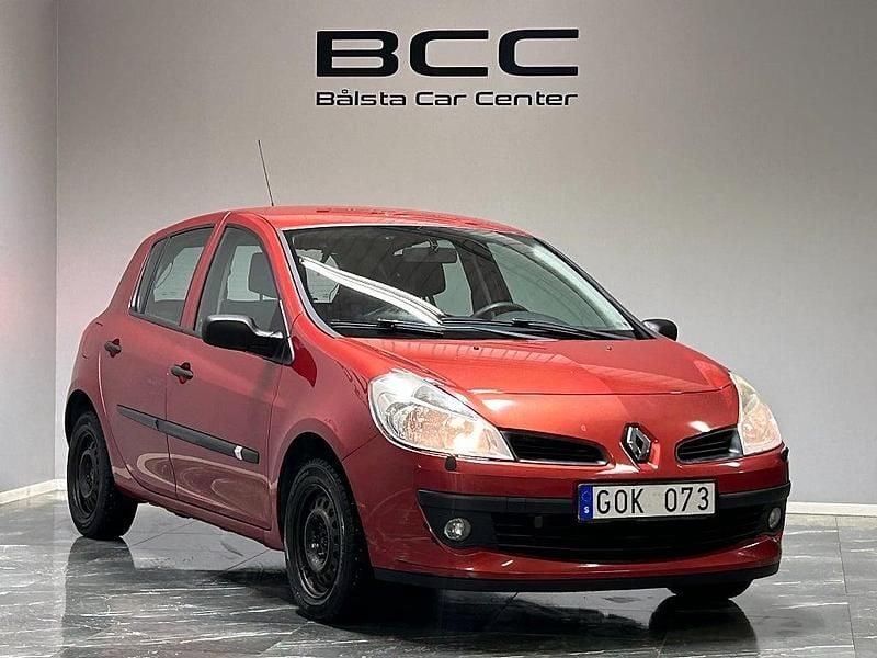 Begagnad Renault Clio II 75 HK (55 kW) 2007 Röd Halvkombi