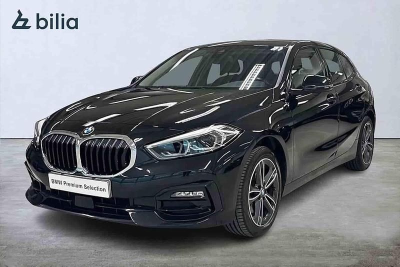 Svart Begagnad 2022 BMW 118 Halvkombi | 227 900 kr (Marknadspris) - Bild 1/1