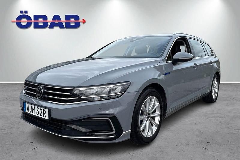 Grå Begagnad 2022 VW Passat GTE Kombi | 298 000 kr (Lite dyr) - Bild 1/4