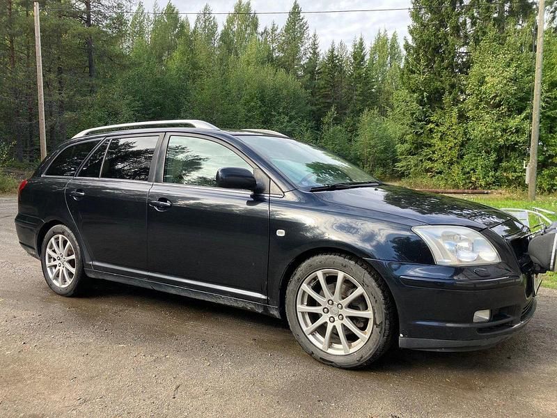Begagnad 2004 Toyota Avensis Executive Kombi | 26 000 kr - Bild 1/4