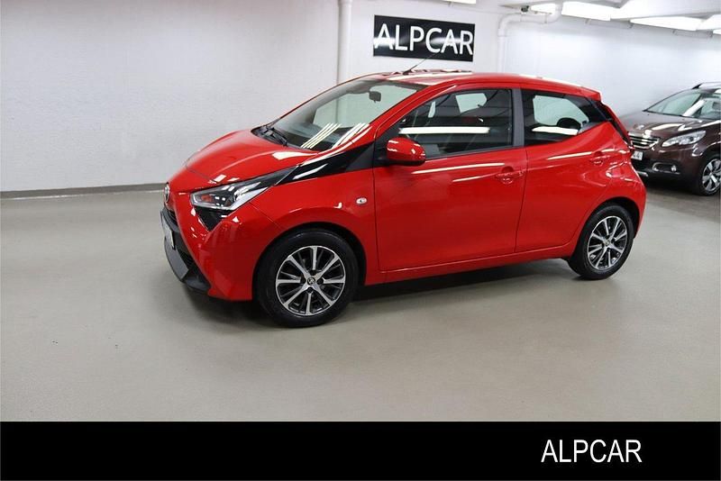 Röd Begagnad 2020 Toyota Aygo X-play Halvkombi | 139 000 kr (Marknadspris) - Bild 1/4