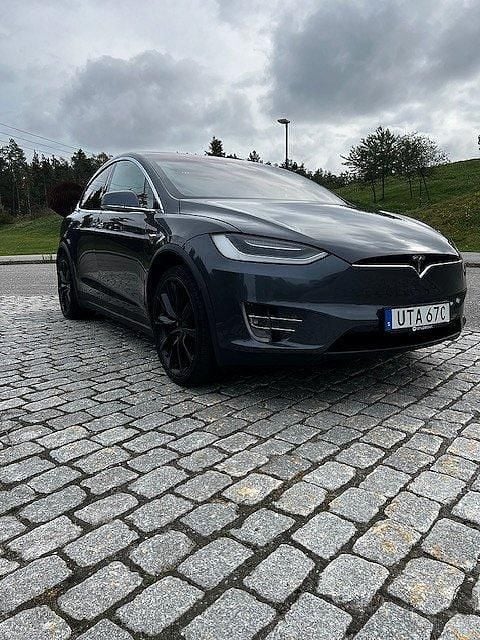 Grå Begagnad 2020 Tesla Model X SUV | 495 800 kr (Superpris) - Bild 1/4