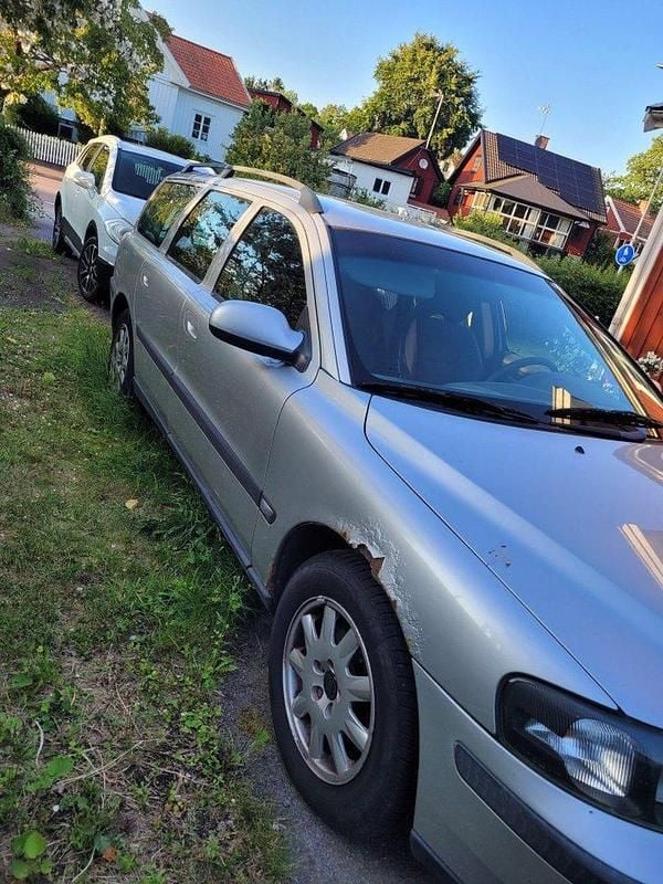Grå Begagnad 2002 Volvo V70 Kombi | 6 000 kr (Bra pris) - Bild 1/4