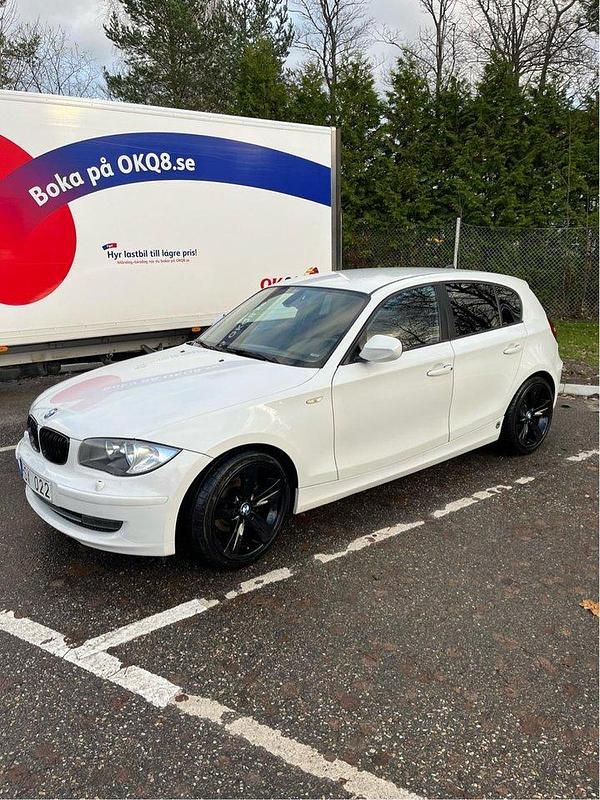 Vit Begagnad 2011 BMW 118 Comfort Edition Halvkombi | 89 000 kr (Marknadspris) - Bild 1/4