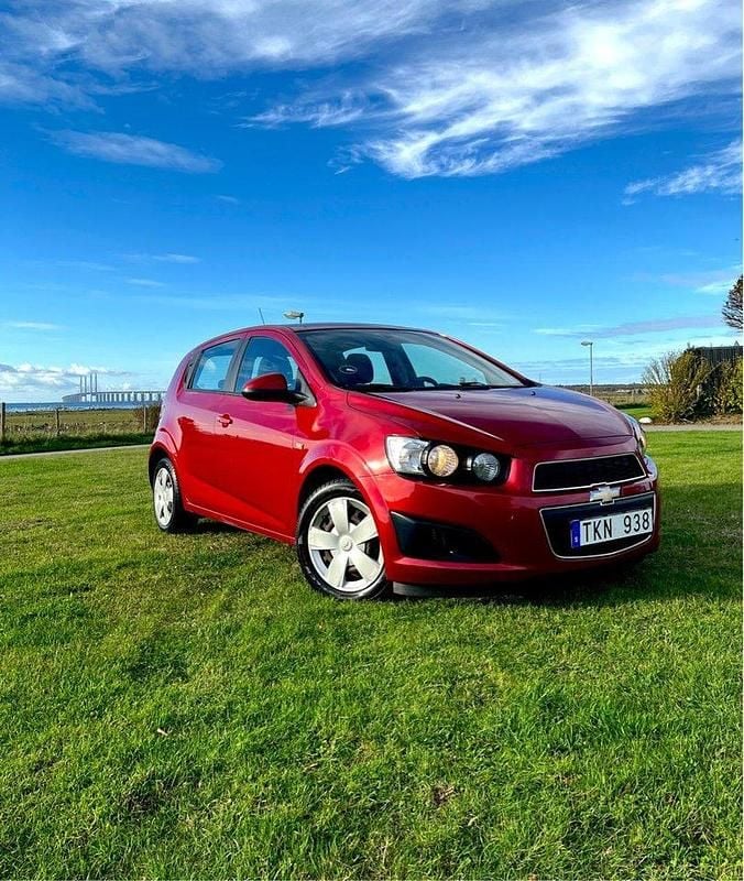 Röd Begagnad 2012 Chevrolet Aveo Halvkombi | 59 900 kr (Marknadspris) - Bild 1/4