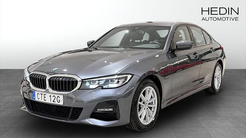Grå Begagnad 2020 BMW 330e M Sport Sedan | 329 000 kr (Lite dyr) - Bild 1/4