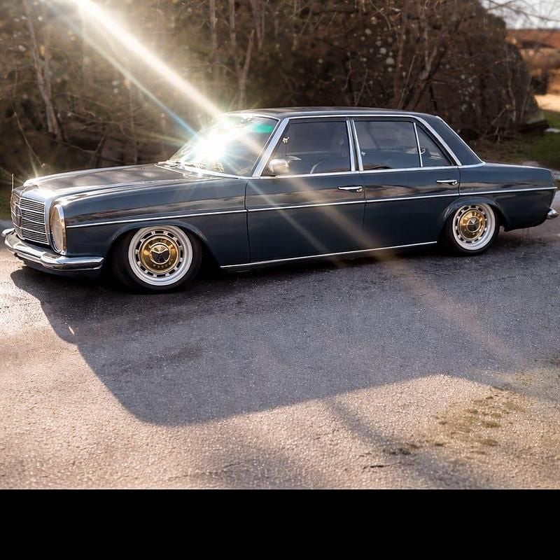 Begagnad Mercedes W114 150 HK (110 kW) 1974 Mörkblå