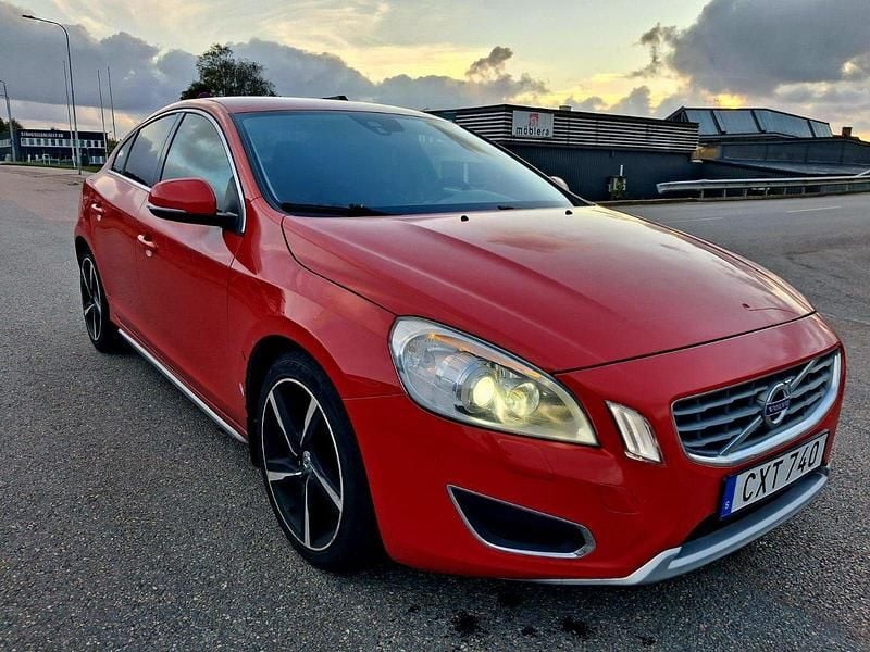 Röd Begagnad 2012 Volvo S60 Momentum Sedan | 68 900 kr (Superpris) - Bild 1/4
