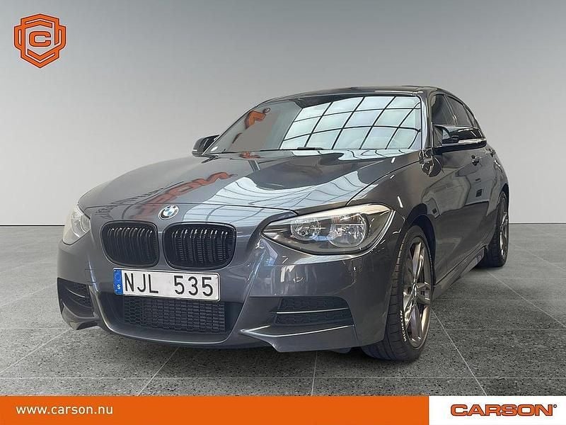 Grå Begagnad 2013 BMW M135 M Sport Halvkombi | 229 900 kr (Marknadspris) - Bild 1/3