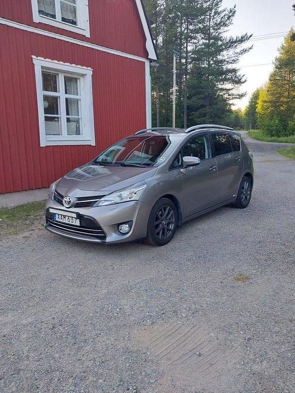 Brun Begagnad 2015 Toyota Verso Minibuss | 120 000 kr (Marknadspris) - Bild 1/1