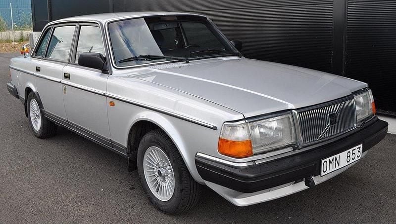 Ljusgrå Begagnad 1990 Volvo 244 Sedan | 105 000 kr - Bild 1/4