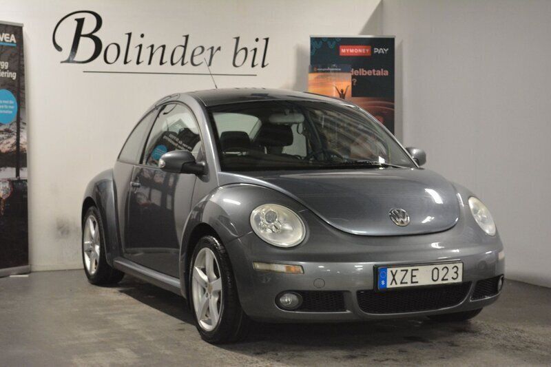 Mörkgrå Begagnad 2006 VW Beetle Halvkombi | 49 800 kr (Marknadspris) - Bild 1/4