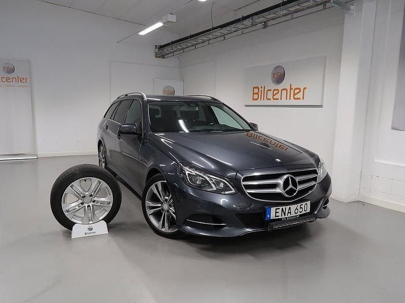Mörkgrå (grå) Begagnad 2014 Mercedes E250 Avantgarde Kombi | 199 900 kr (Marknadspris) - Bild 1/3