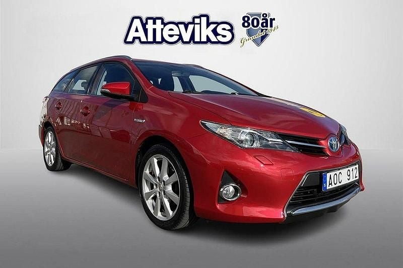 Mörkröd Begagnad 2013 Toyota Auris Touring Sports Kombi | 134 900 kr (Marknadspris) - Bild 1/4