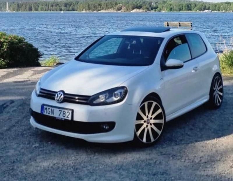 Vit Begagnad 2011 VW Golf VI R-line Halvkombi | 104 900 kr (Dyr) - Bild 1/4
