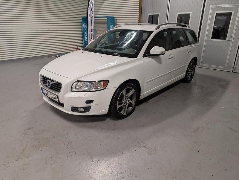 Vit Begagnad 2011 Volvo V50 Momentum Kombi | 89 900 kr (Dyr) - Bild 1/4