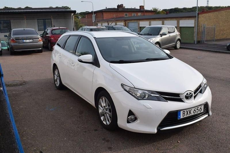 Begagnad Toyota Auris Touring Sports Active 132 HK (97 kW) 2014 Vit Kombi