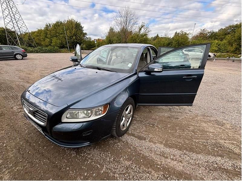 Blå Begagnad 2008 Volvo S40 Kinetic Sedan | 26 999 kr (Marknadspris) - Bild 1/4