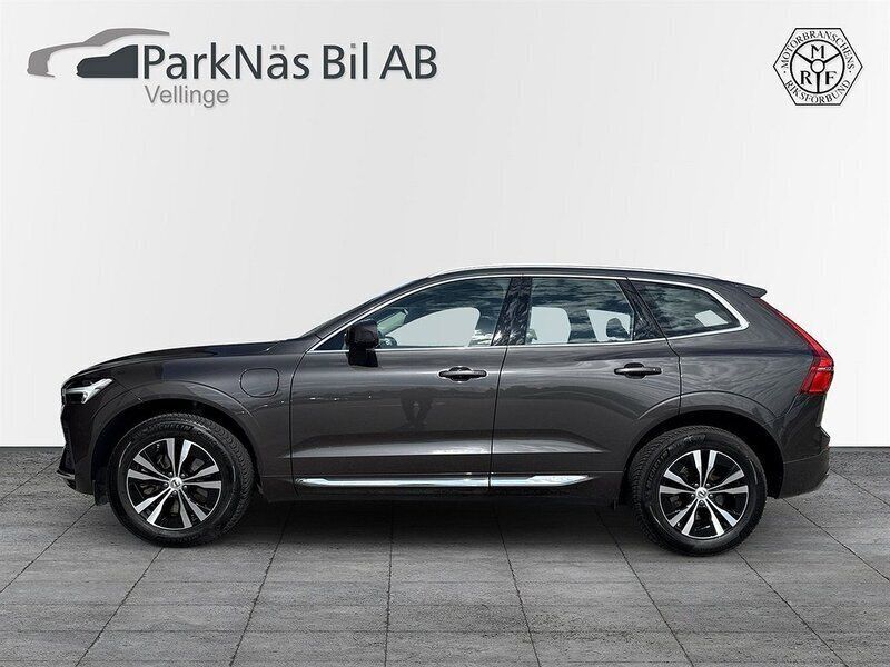 Grå Begagnad 2022 Volvo XC60 Core SUV | 409 900 kr (Bra pris) - Bild 1/4
